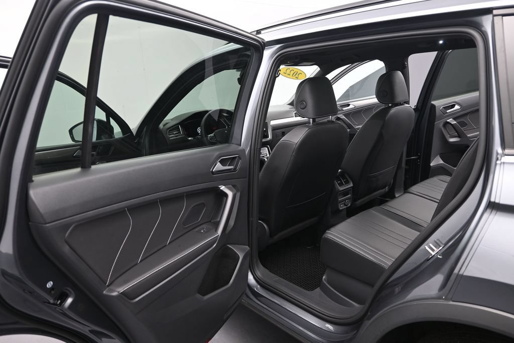 Used 2022 Volkswagen Tiguan SE R-Line AWD/4WD image 13