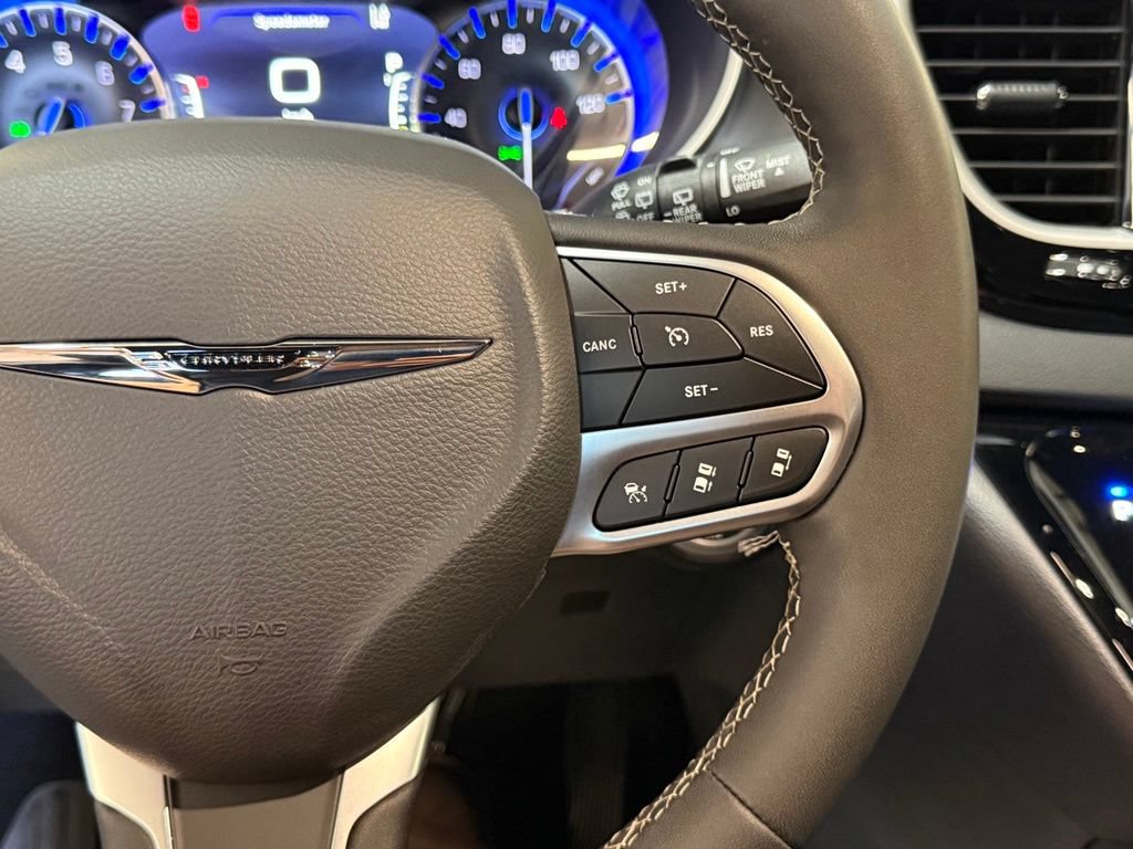 Used 2026 Chrysler Pacifica Select FWD image 38