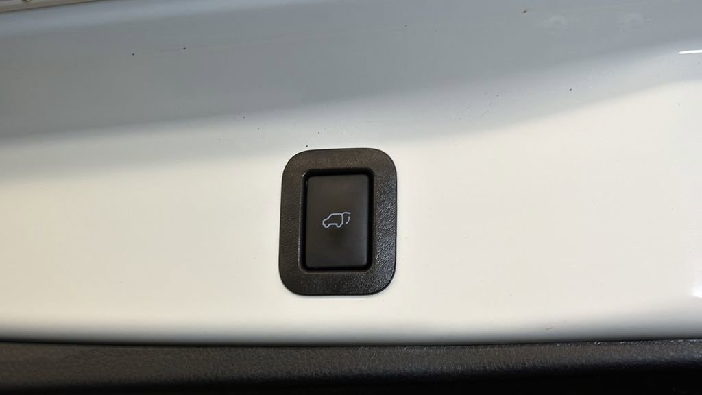 Used 2018 Toyota Highlander SE image 16