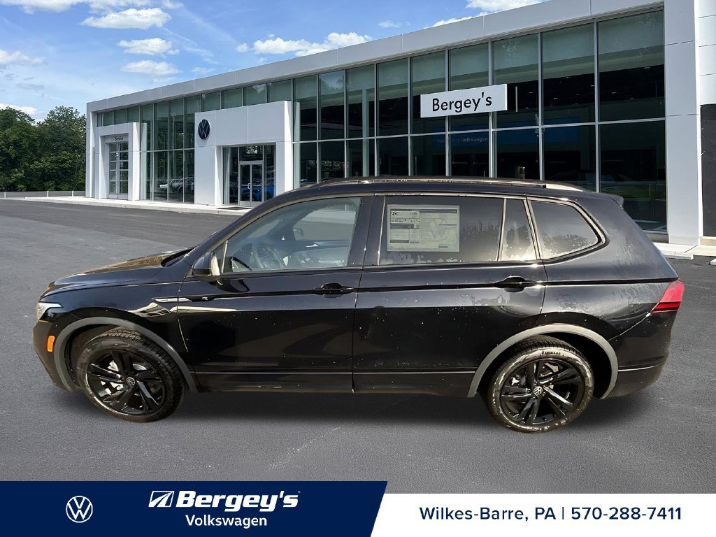 Used 2024 Volkswagen Tiguan SE R-Line AWD/4WD image 4