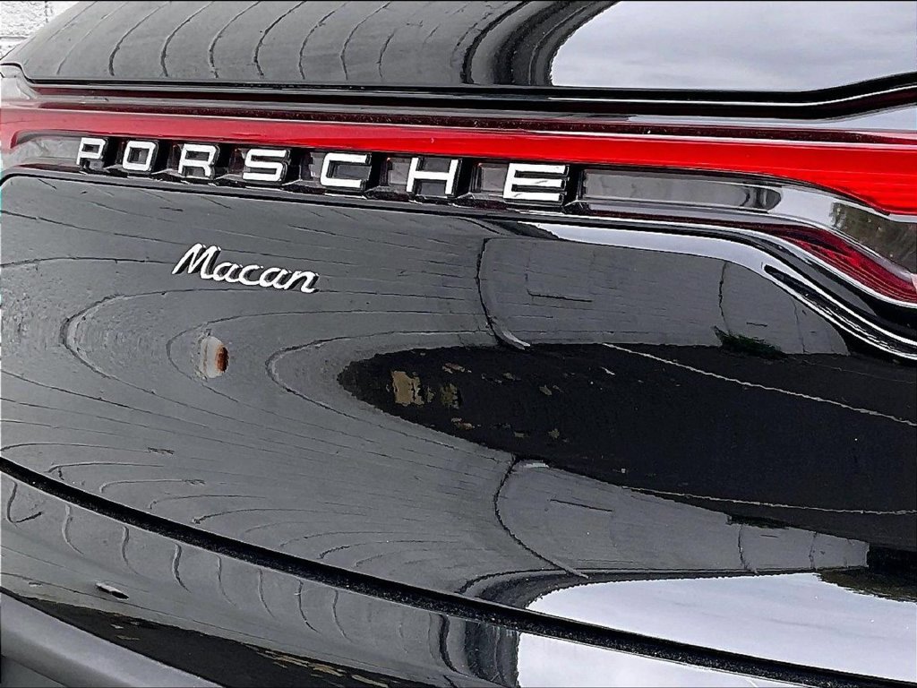 Certified 2023 Porsche Macan AWD/4WD image 13