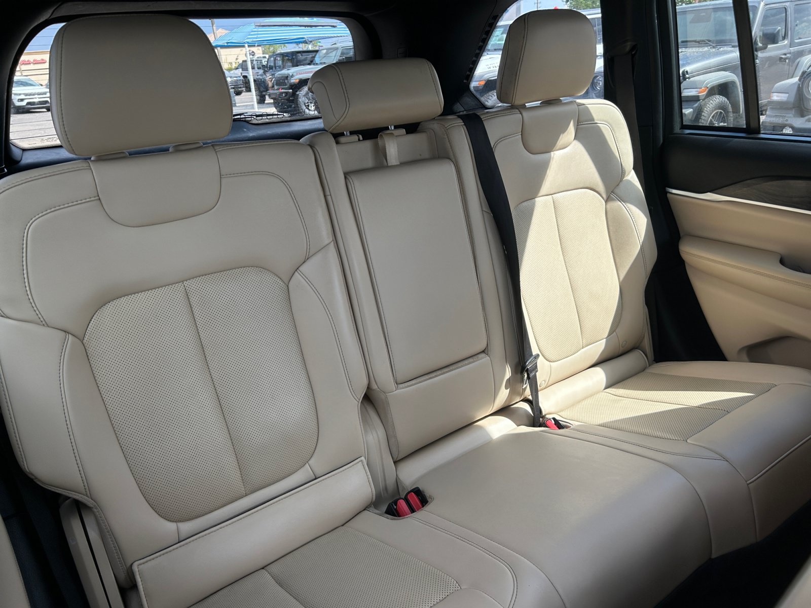 Used 2023 Jeep Grand Cherokee Limited w/ Luxury Tech Group II AWD/4WD image 18