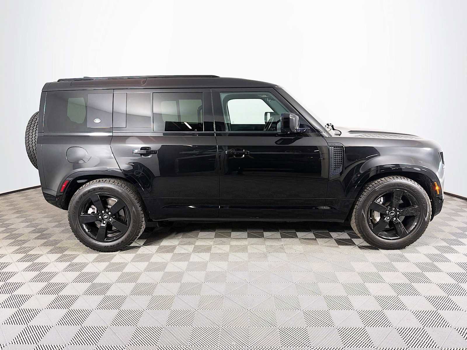 Used 2023 Land Rover Defender 110 X-Dynamic SE AWD/4WD image 4