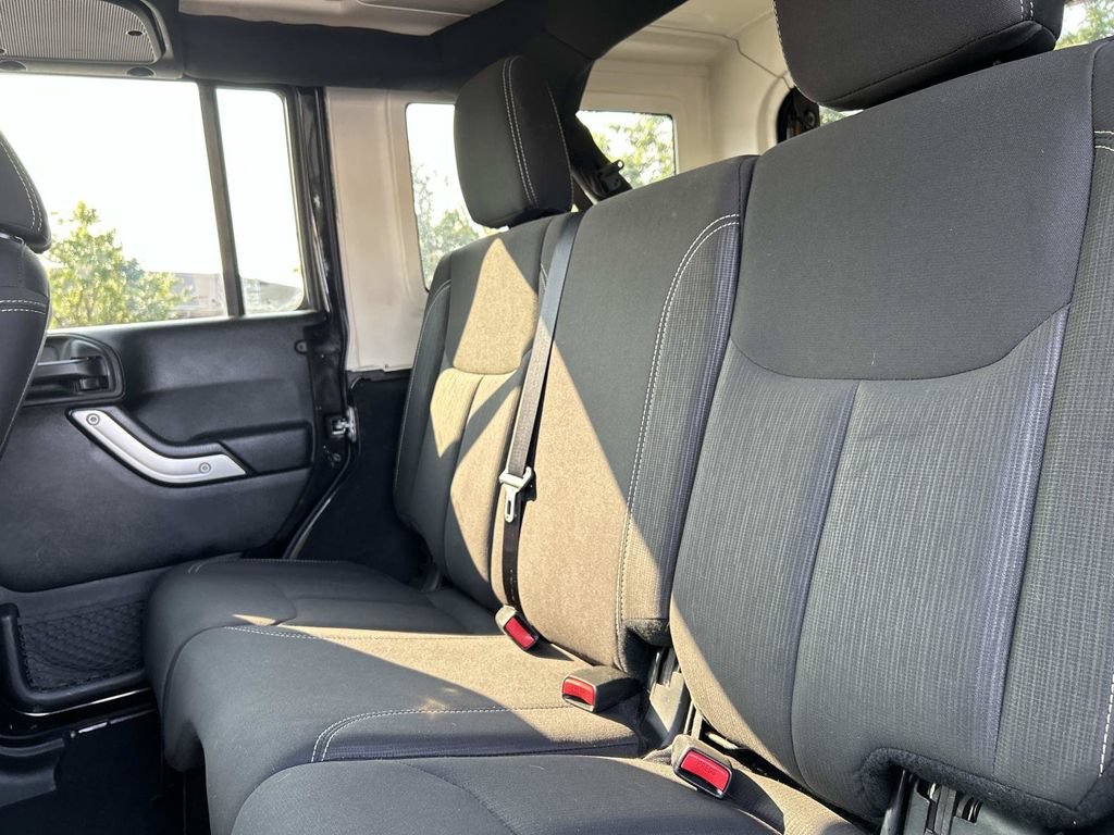 Used 2018 Jeep Wrangler Unlimited Rubicon w/ Connectivity Group AWD/4WD image 13
