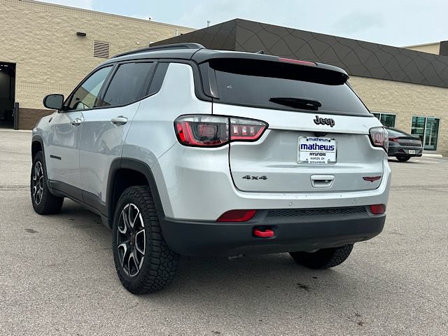 Used 2025 Jeep Compass Trailhawk AWD/4WD image 3
