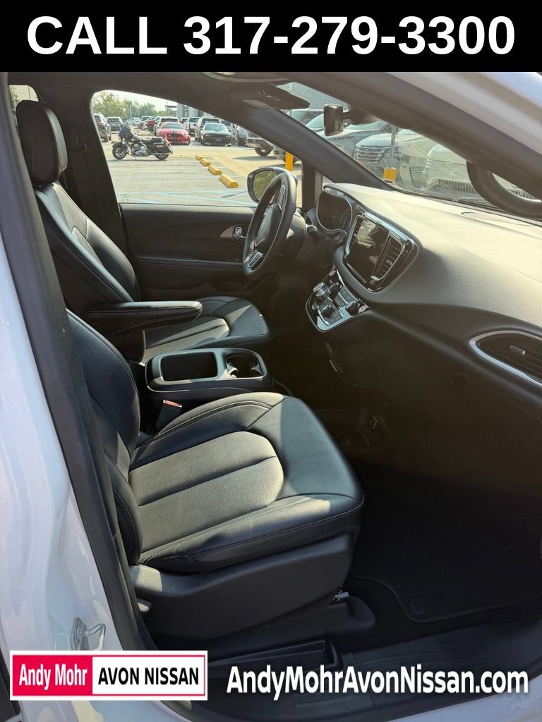 Used 2025 Chrysler Pacifica Select FWD image 7