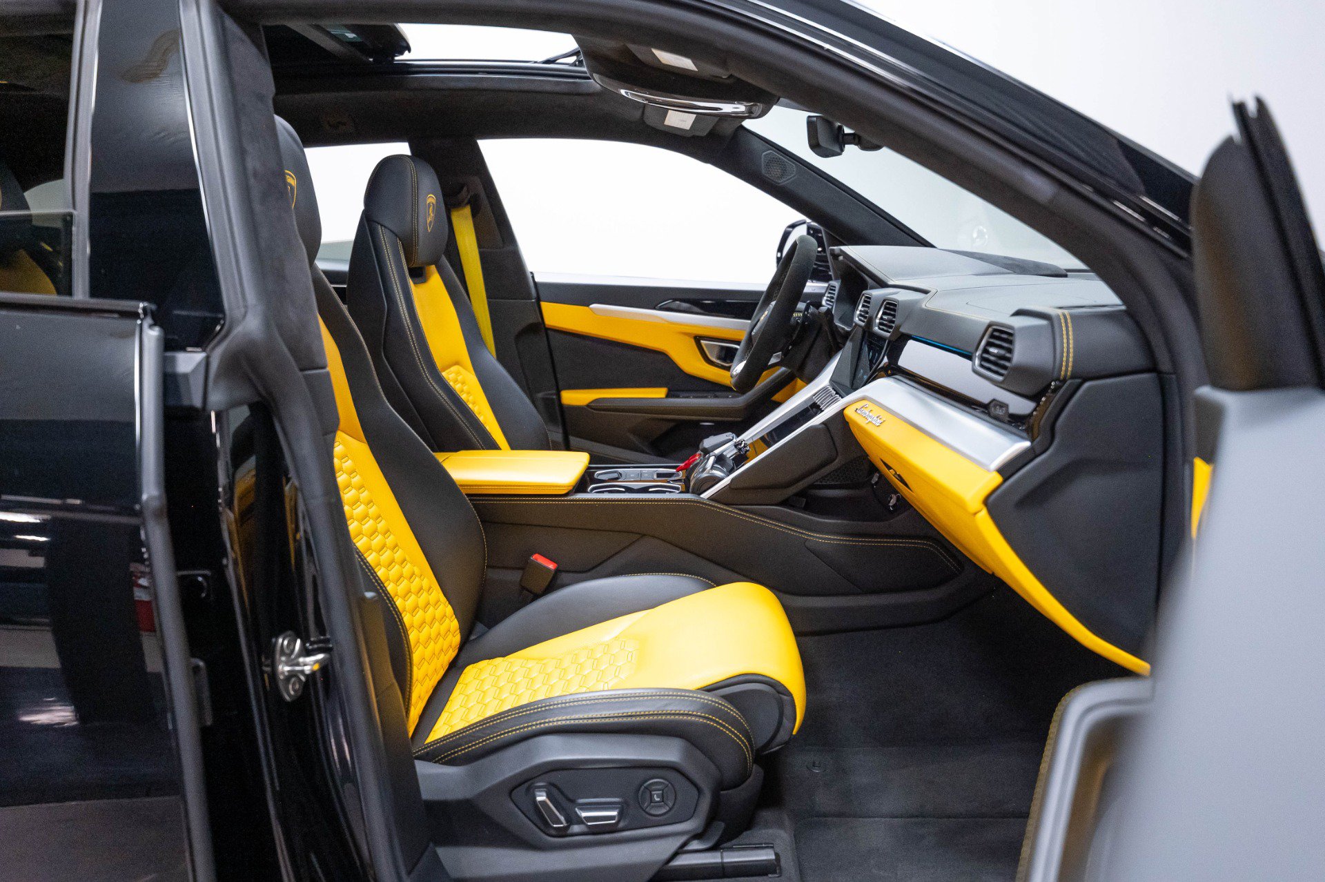 Used 2019 Lamborghini Urus AWD/4WD image 41