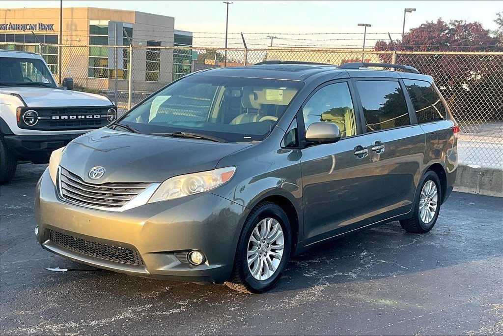 Used 2013 Toyota Sienna XLE FWD image 11