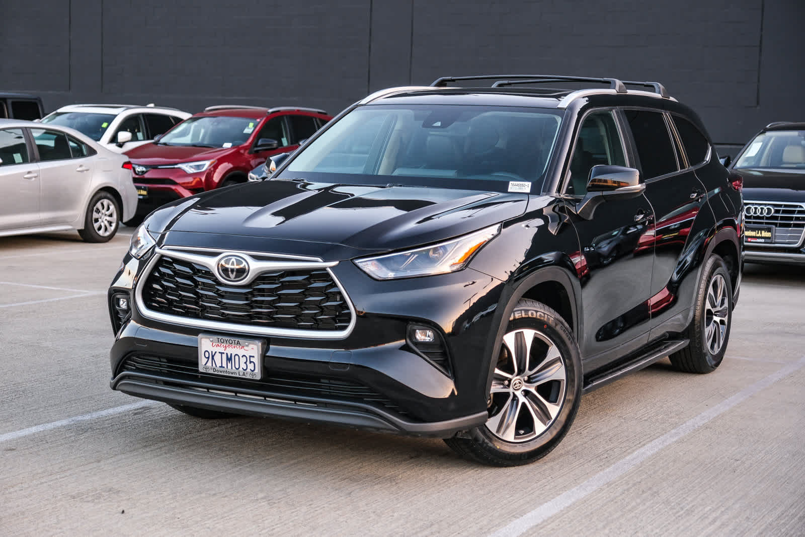 Used 2024 Toyota Highlander XLE FWD image 1