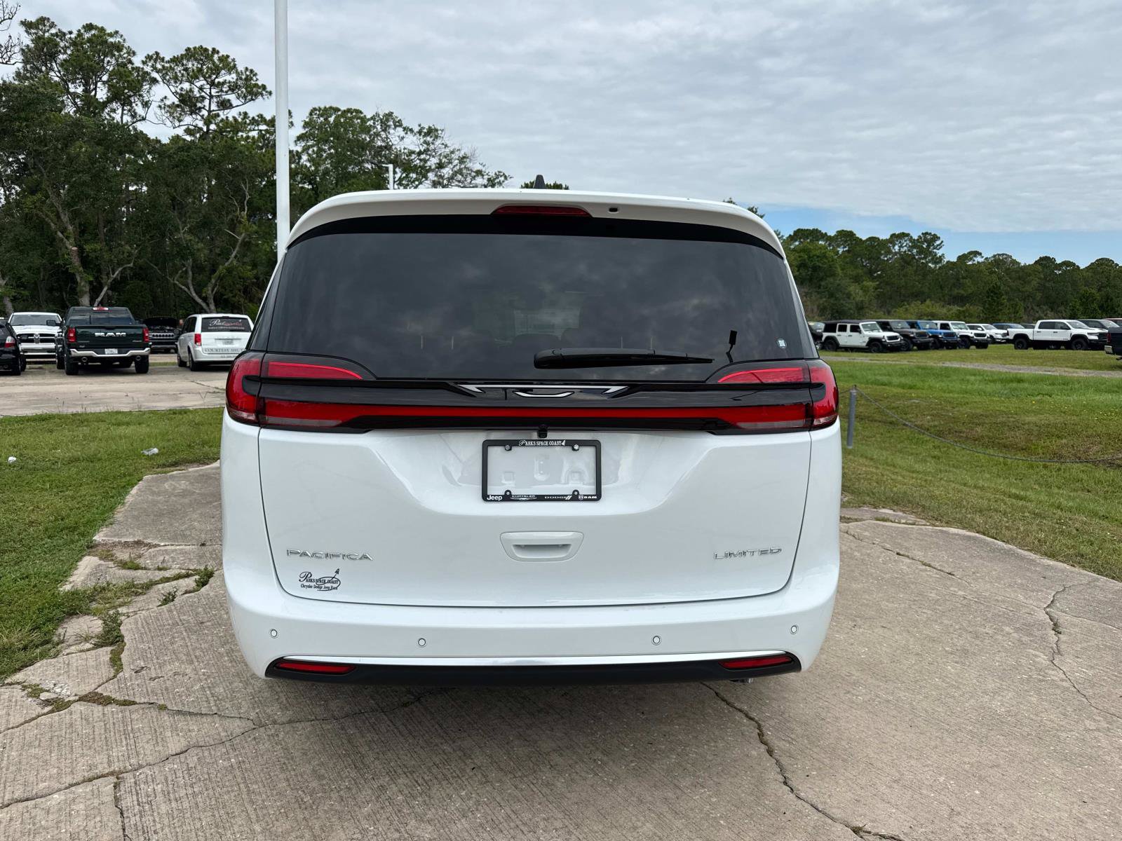 New 2027 Chrysler Pacifica Limited FWD image 4