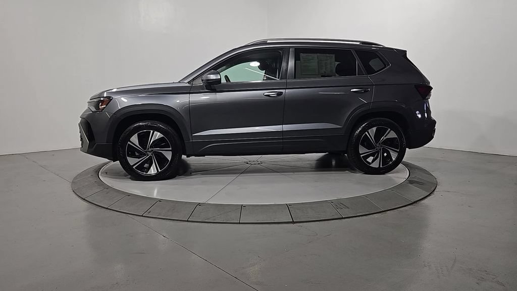 Used 2025 Volkswagen Taos SE w/ Panoramic Sunroof Package AWD/4WD image 2