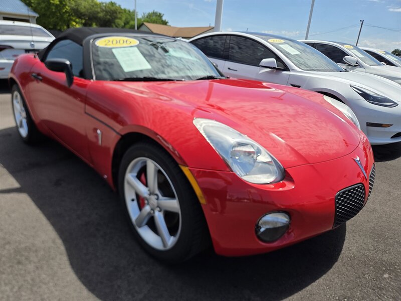 Used 2006 Pontiac Solstice Convertible w/ Premium Package RWD image 1