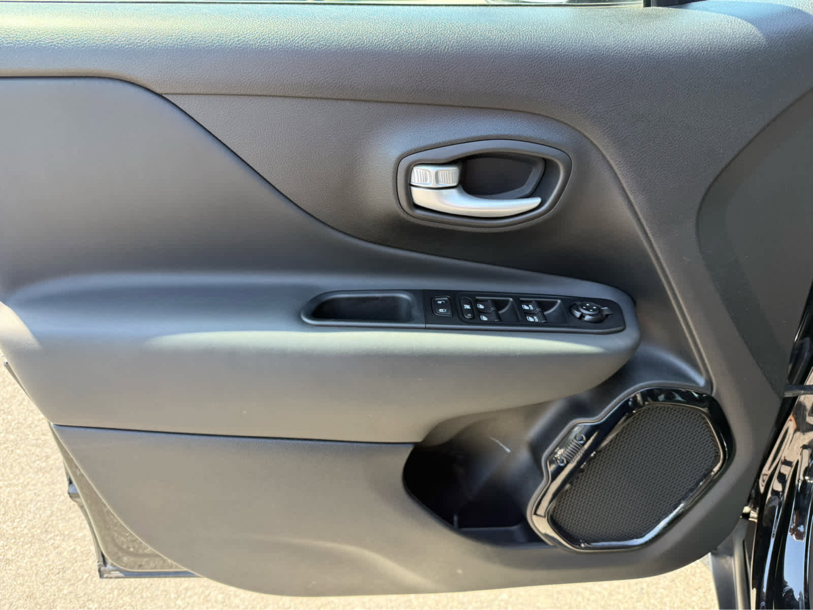 Used 2023 Jeep Renegade Altitude w/ Sun/Sound Group AWD/4WD image 11