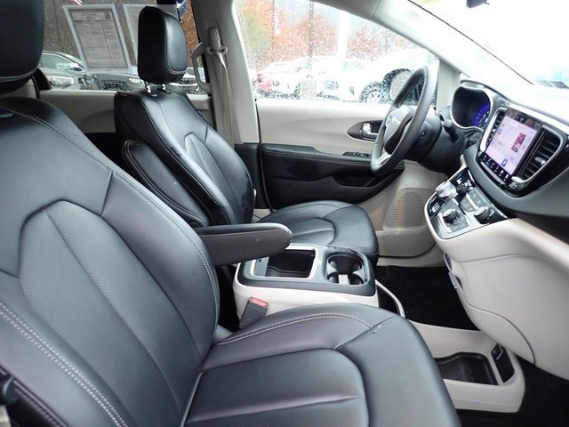 Used 2024 Chrysler Pacifica Touring-L image 10