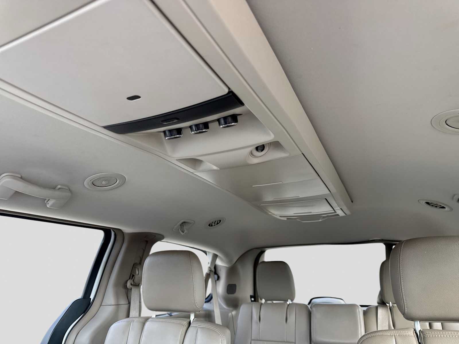 Used 2014 Chrysler Town & Country Touring-L FWD image 31
