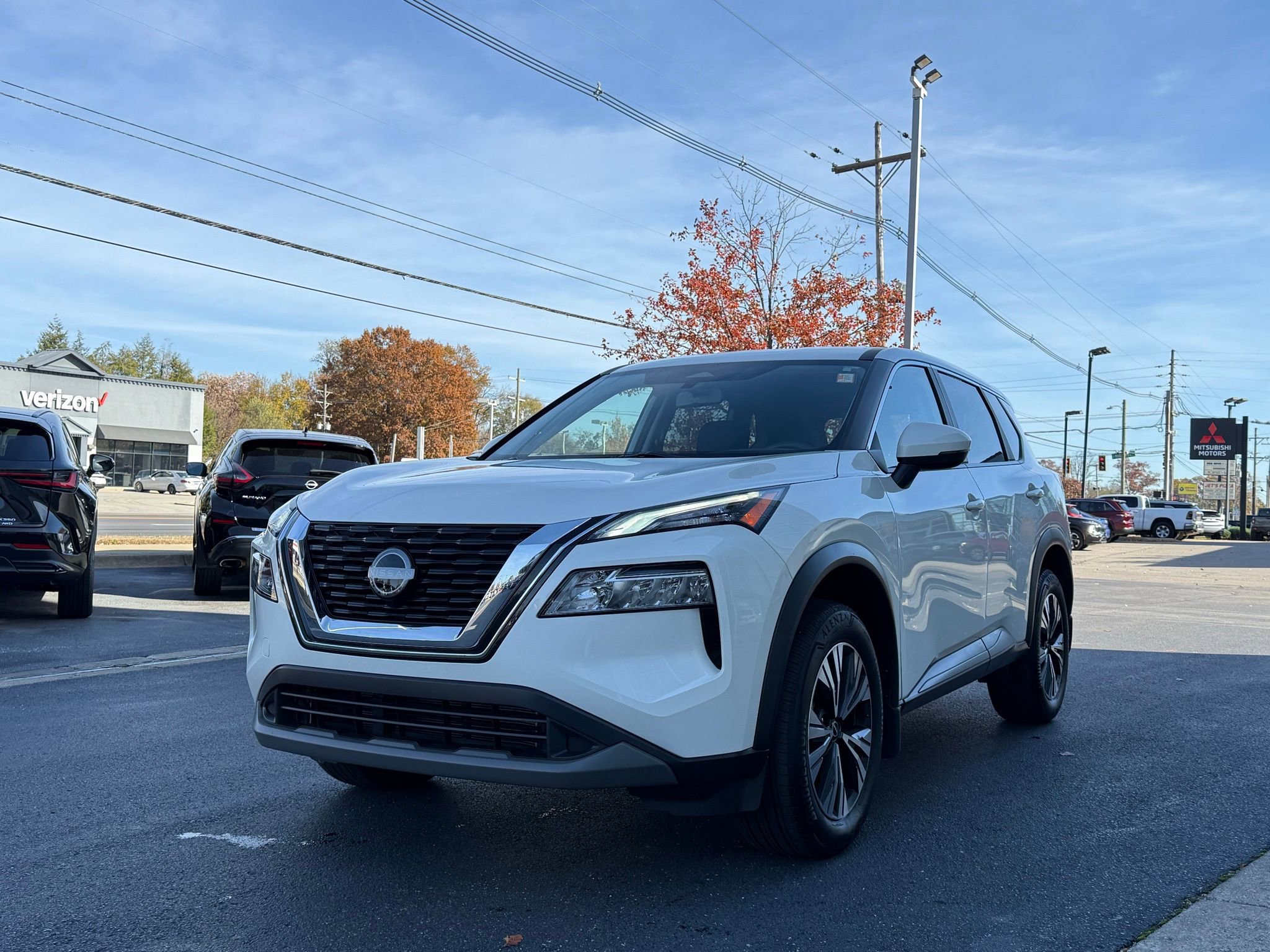 Used 2023 Nissan Rogue SV image 2