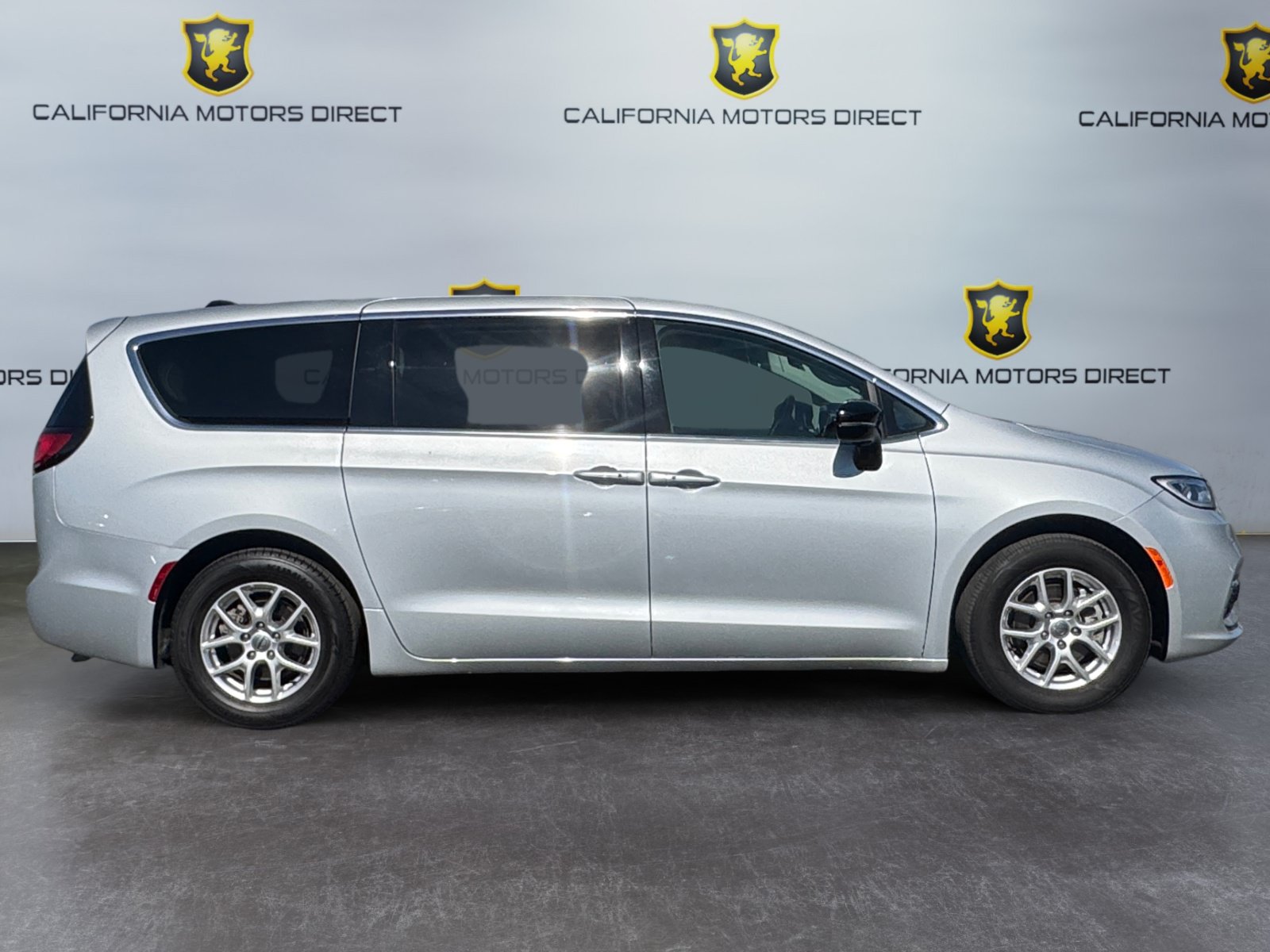 Used 2024 Chrysler Pacifica Touring-L FWD image 6