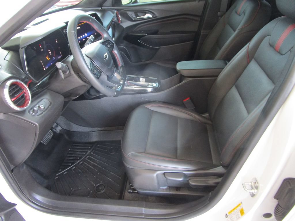 Used 2025 Chevrolet Trax RS w/ Sunroof Package FWD image 18