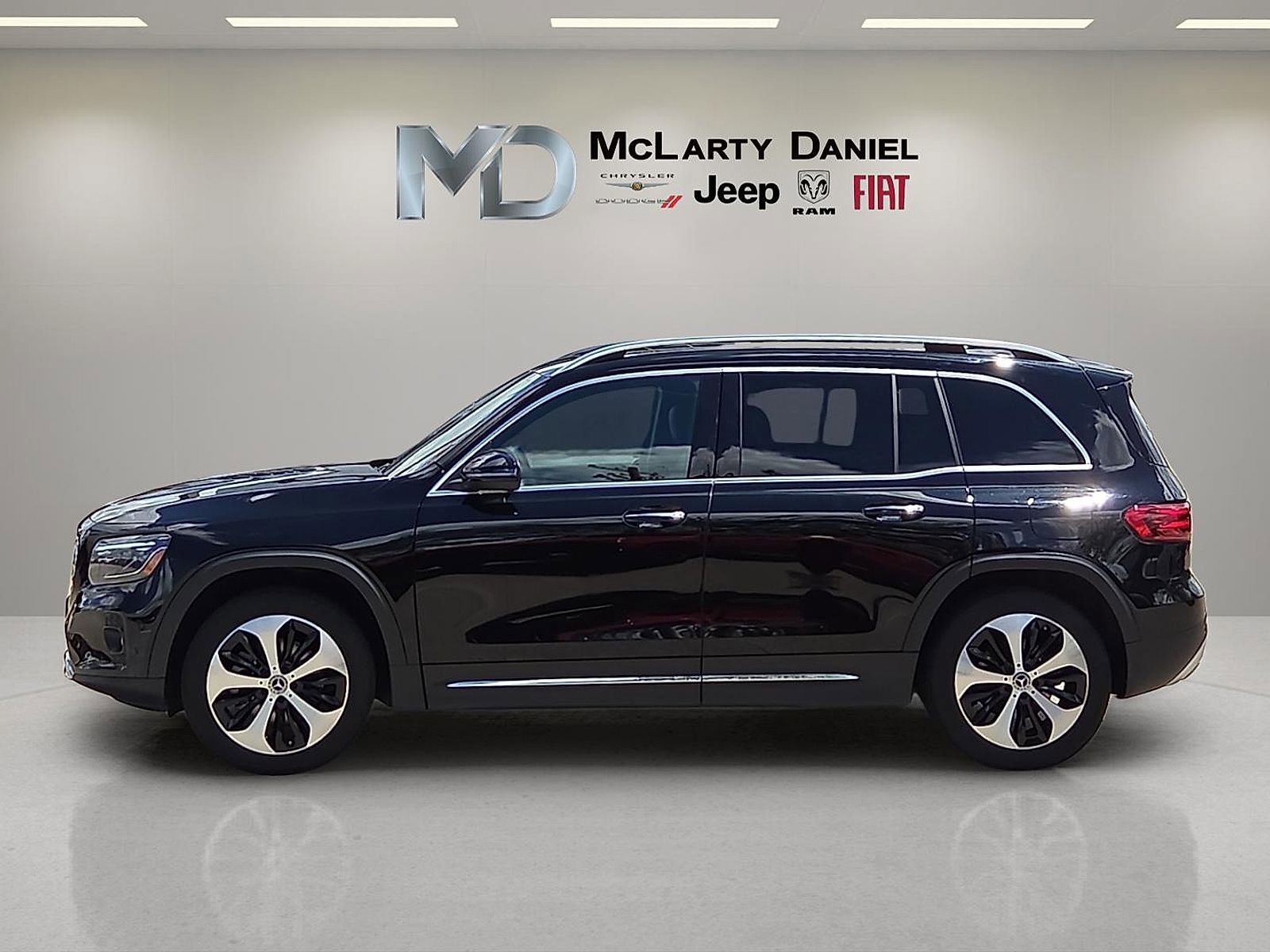 Used 2025 Mercedes-Benz GLB 250 4MATIC image 3