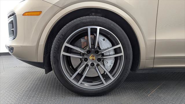 Used 2019 Porsche Cayenne Turbo w/ Premium Plus Package AWD/4WD image 33