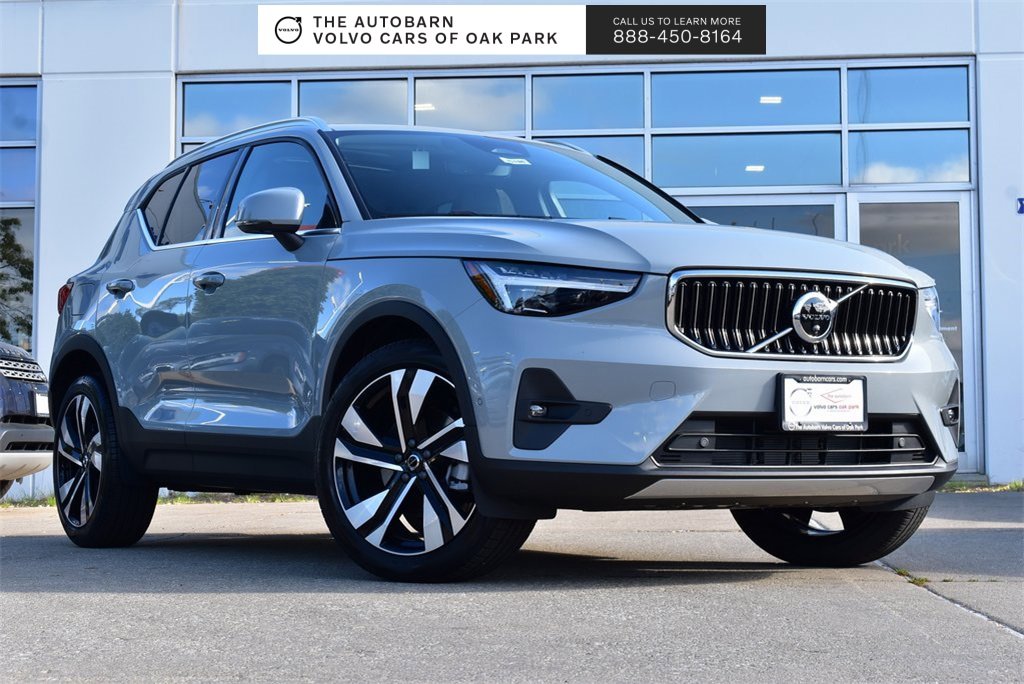 New 2025 Volvo XC40 B5 Plus w/ Climate Package