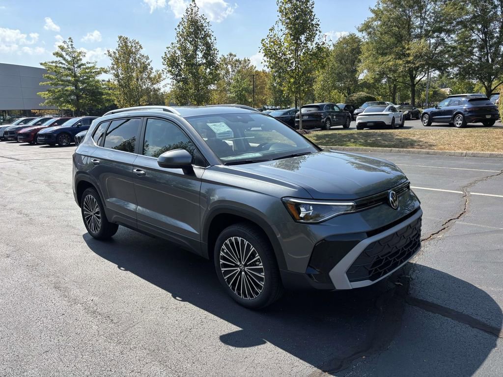 New 2025 Volkswagen Taos SE image 1