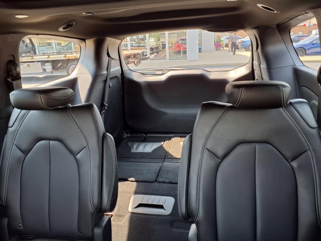 New 2026 Chrysler Pacifica Select image 18