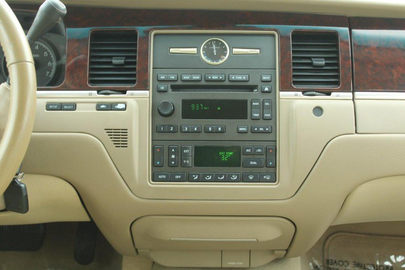 Used 2006 Lincoln Town Car Signature image 16