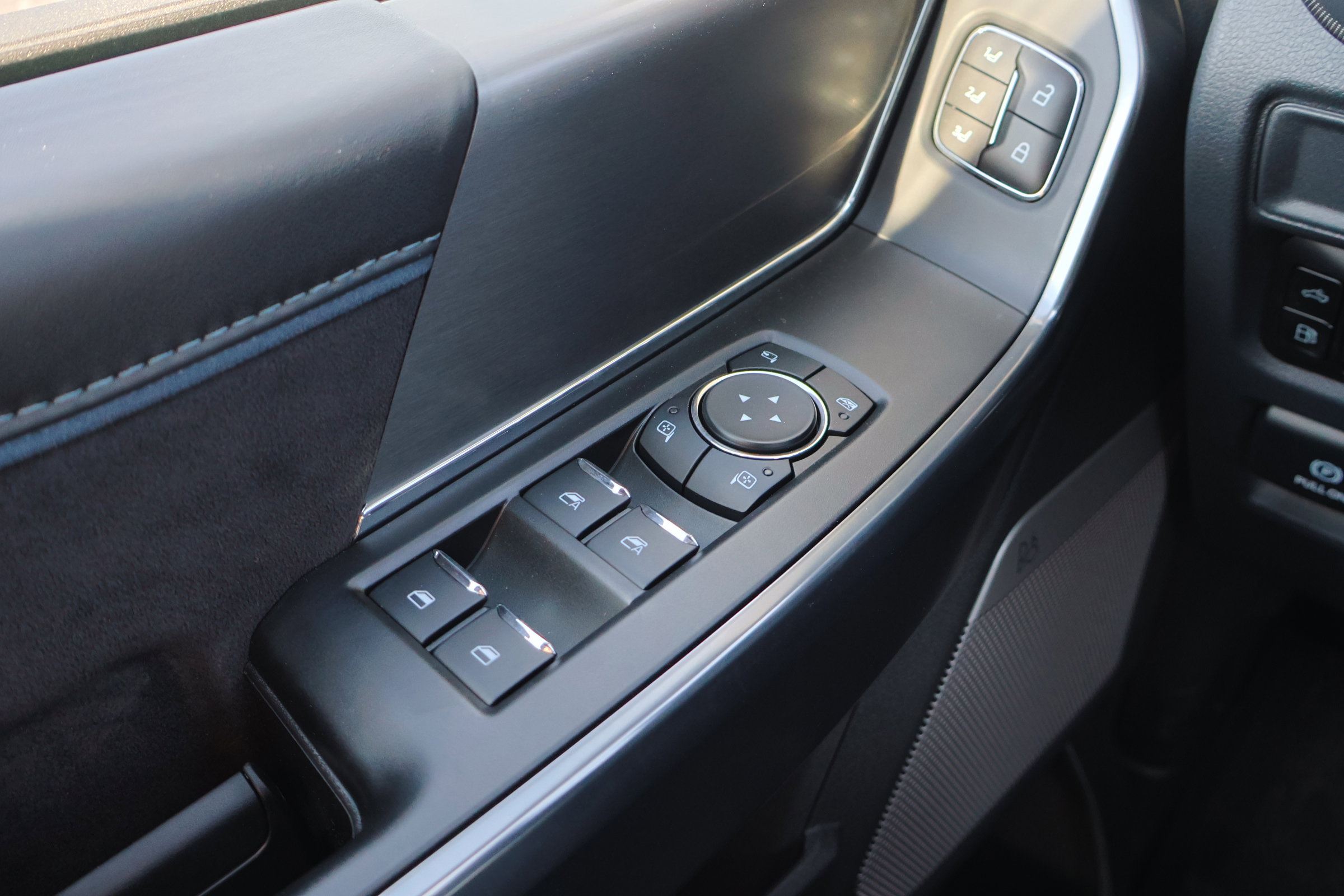 Certified 2025 Ford F150 Platinum w/ FX4 Off-Road Package image 19