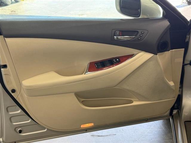 Used 2011 Lexus ES 350 w/ Luxury Pkg & Navigation FWD image 8