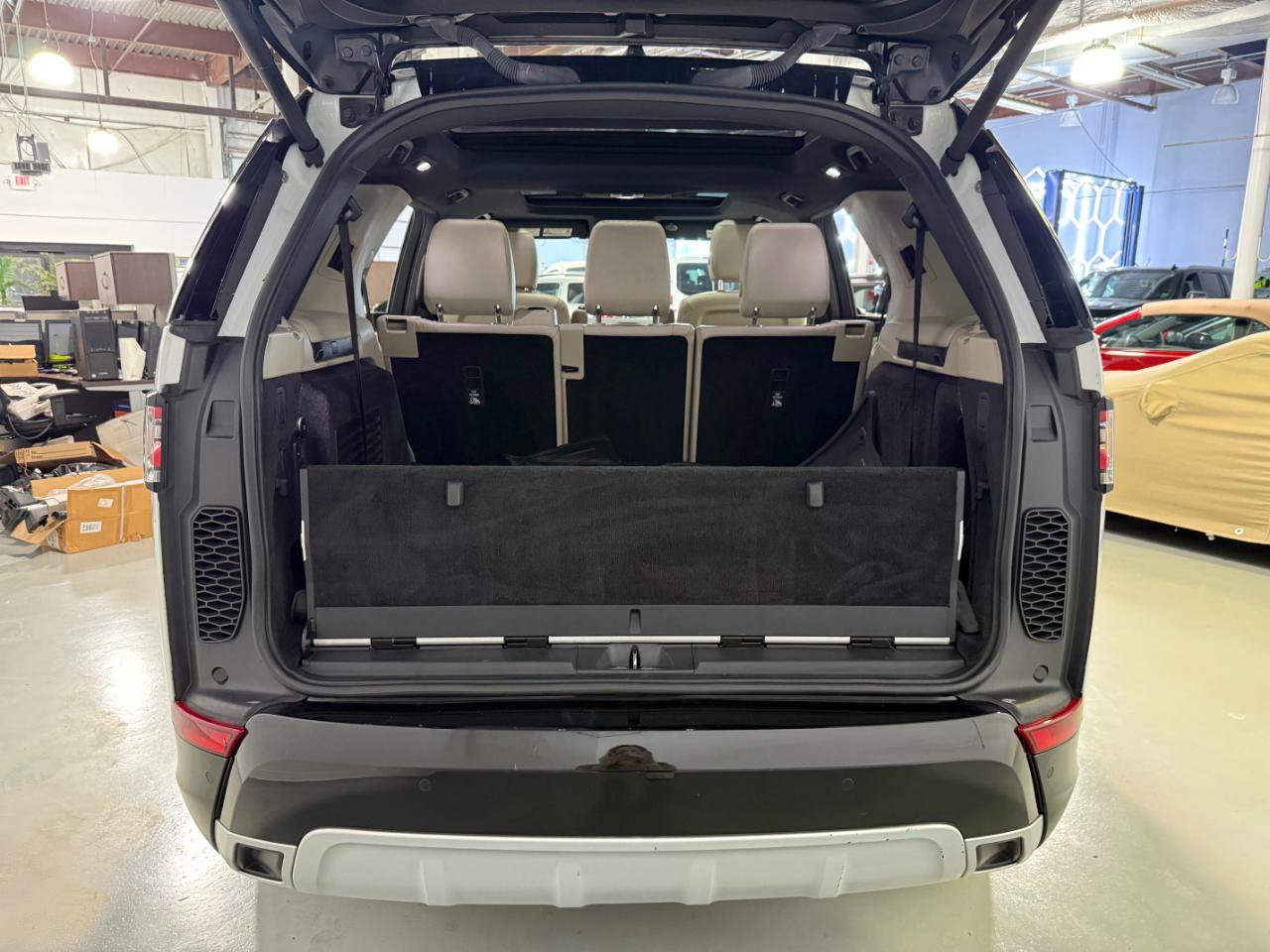 Used 2020 Land Rover Discovery Landmark AWD/4WD image 28