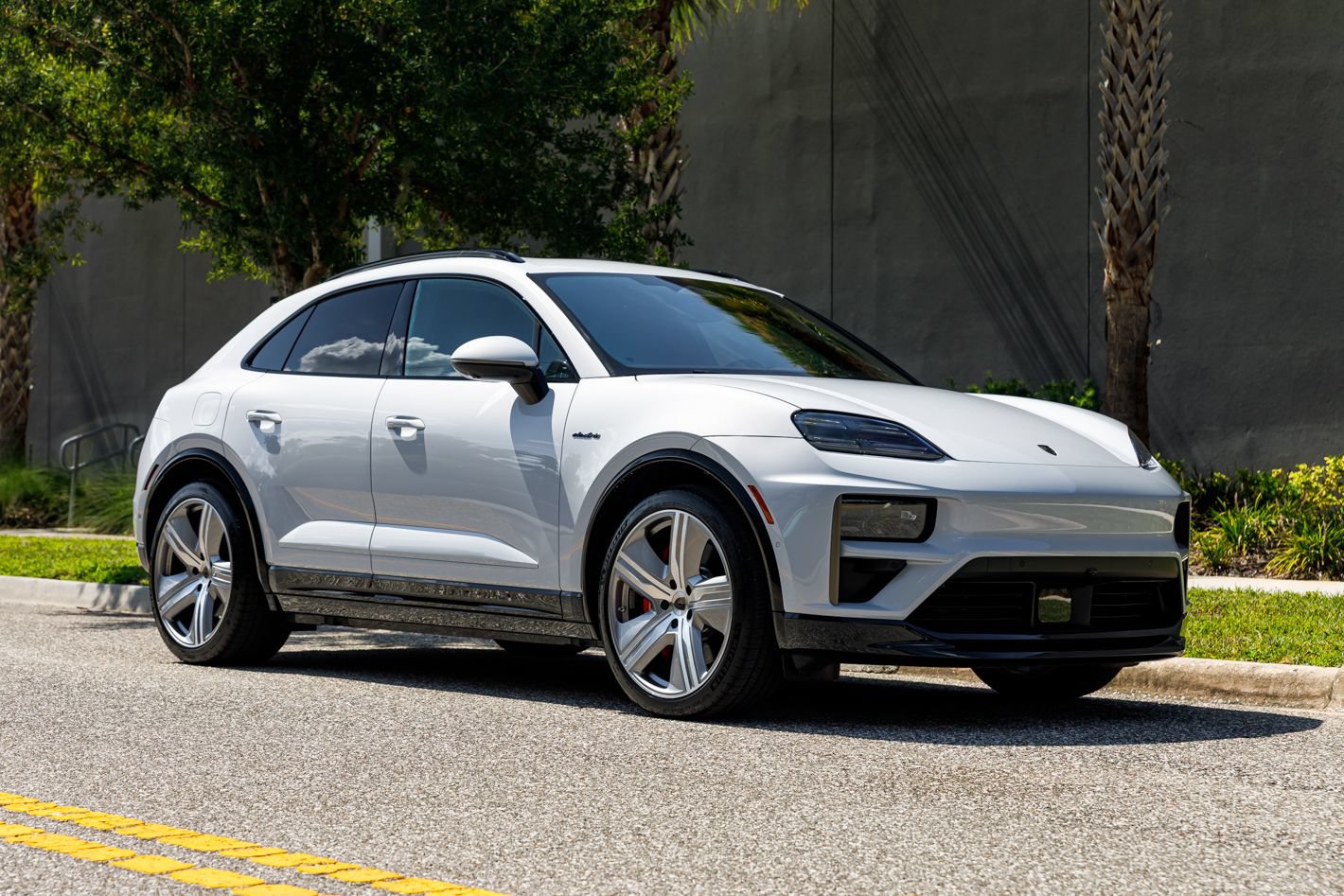 Used 2025 Porsche Macan Turbo Electric AWD/4WD image 3