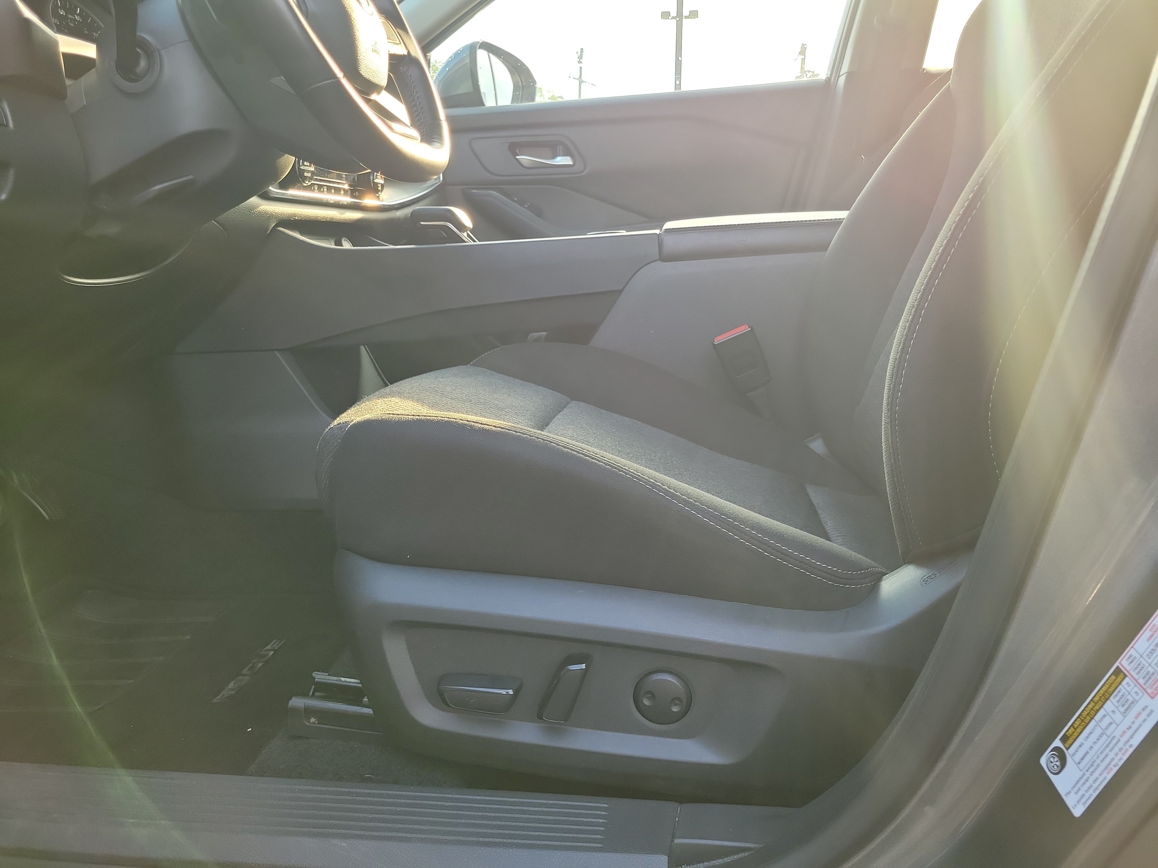 Used 2025 Nissan Rogue SV AWD/4WD image 16