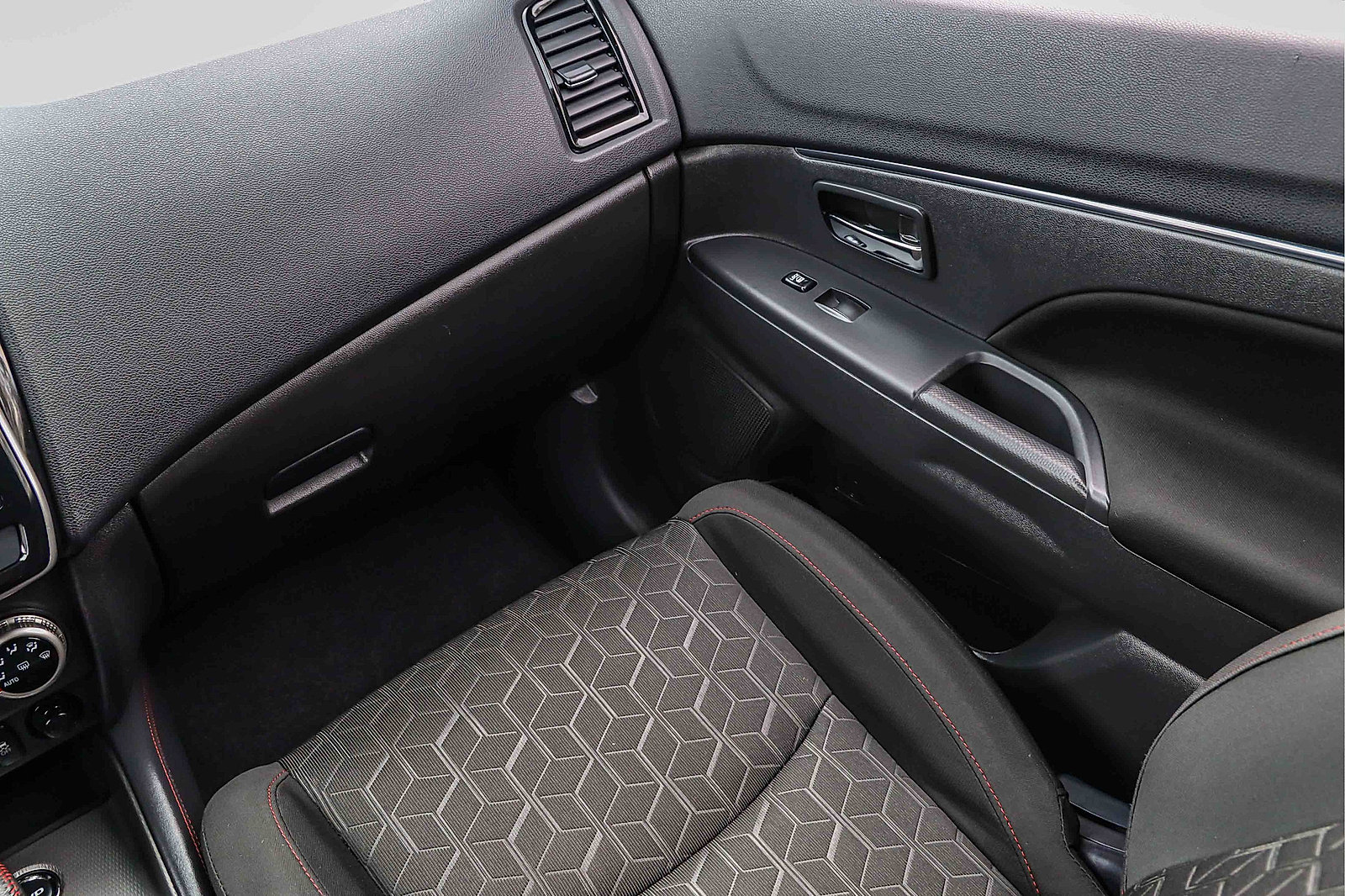Used 2025 Mitsubishi Outlander Sport AWD image 17