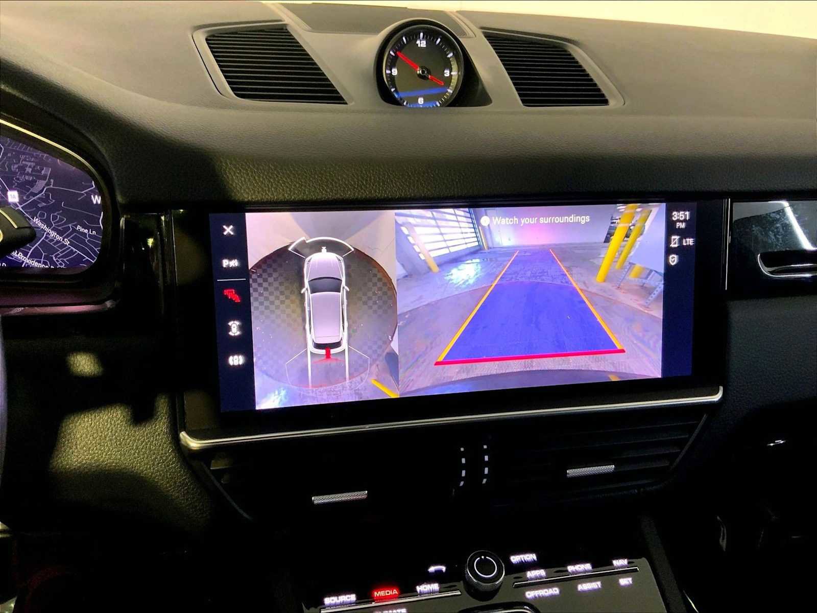 Certified 2022 Porsche Cayenne w/ Premium Package image 31