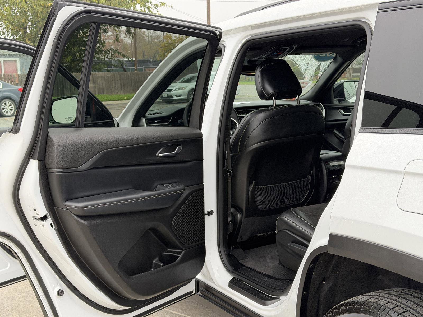 Used 2024 Jeep Grand Cherokee L Laredo image 16