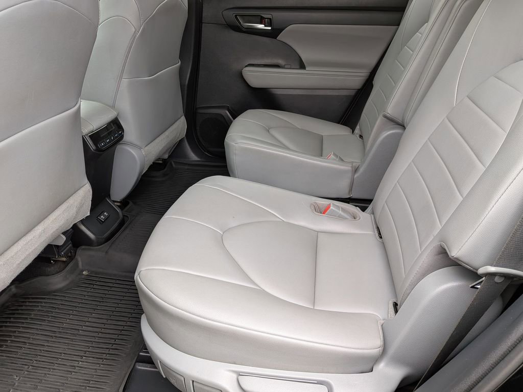 Used 2020 Toyota Highlander XLE AWD/4WD image 27