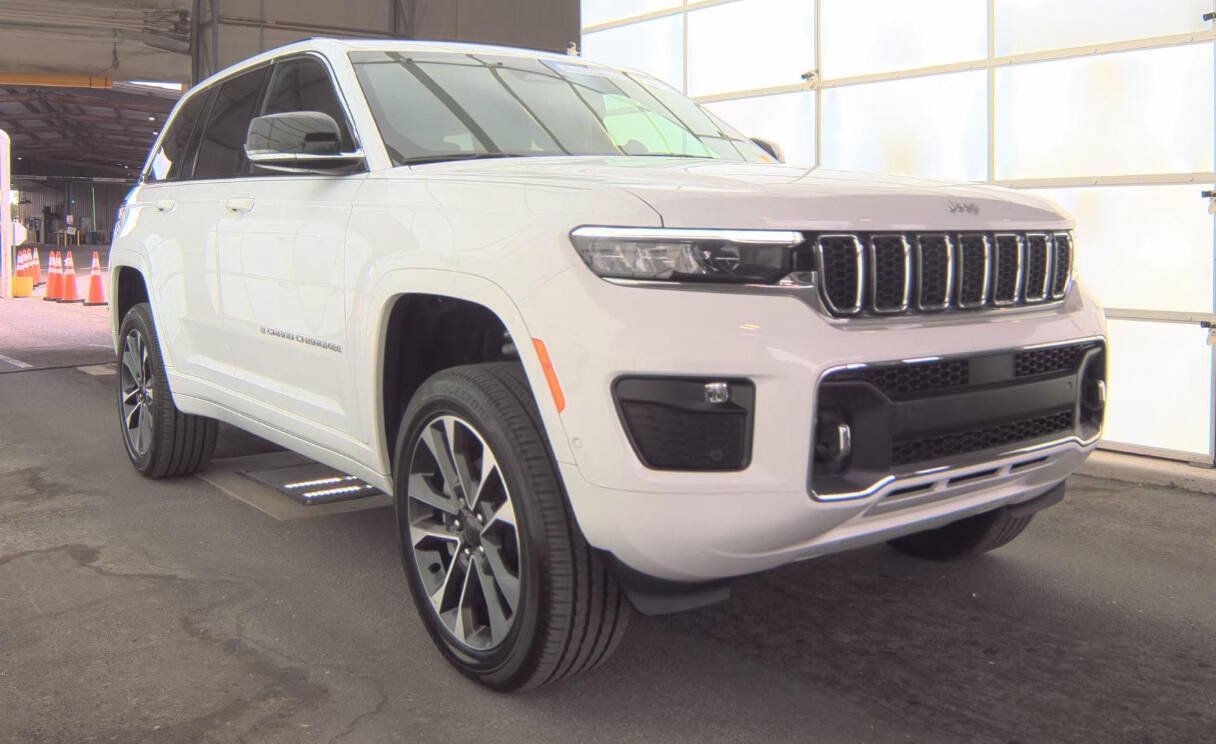 Used 2024 Jeep Grand Cherokee Overland AWD/4WD image 3