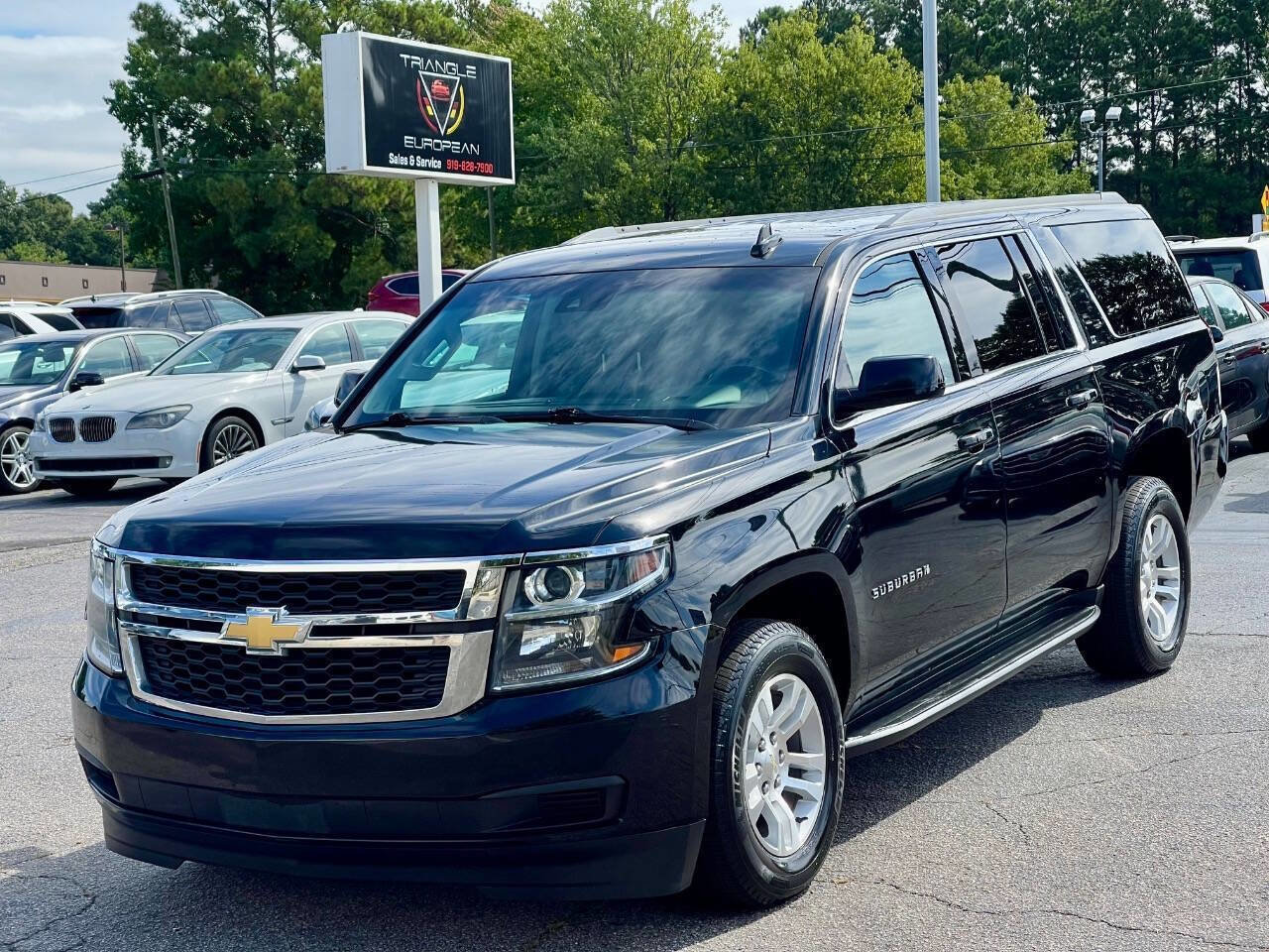 Used 2018 Chevrolet Suburban LT image 1