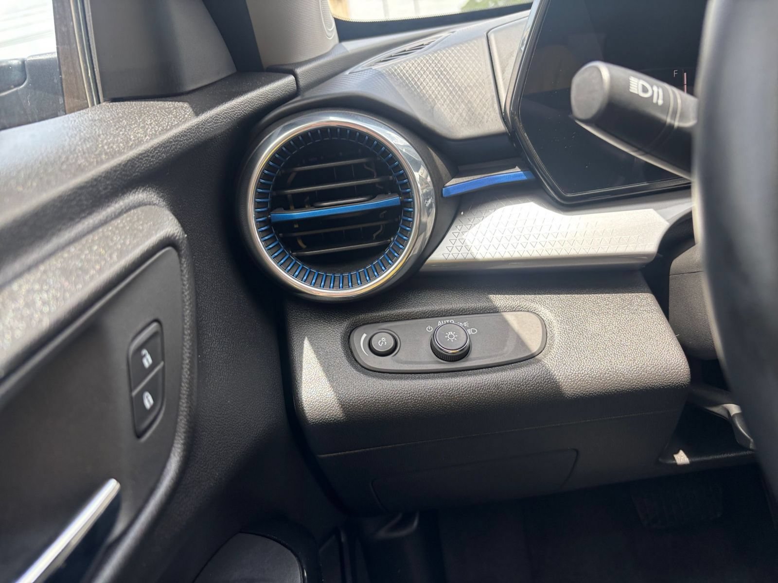 Used 2025 Chevrolet Trax LT w/ LT Convenience Package FWD image 33