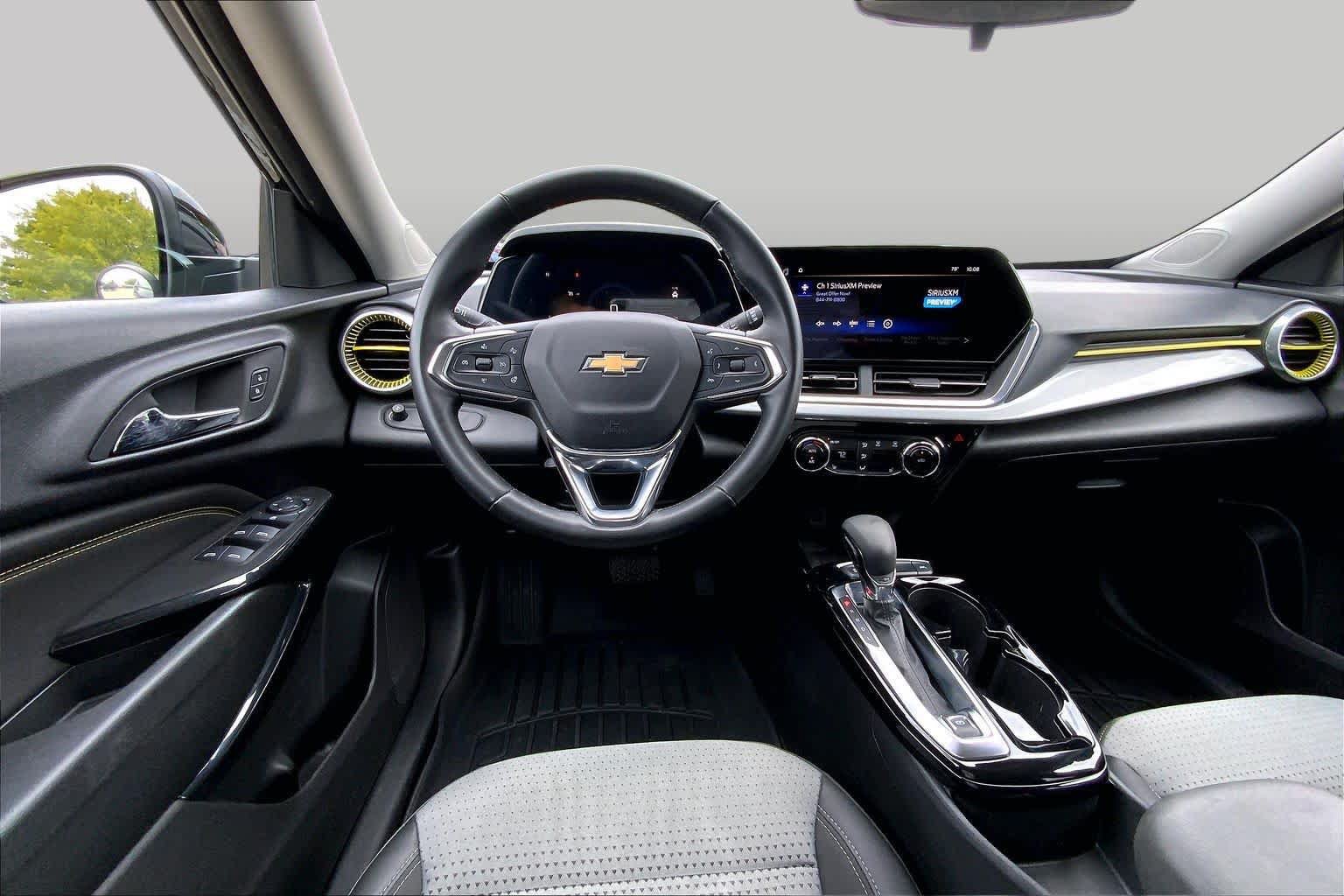 Used 2024 Chevrolet Trax LT w/ Sunroof Package FWD image 6