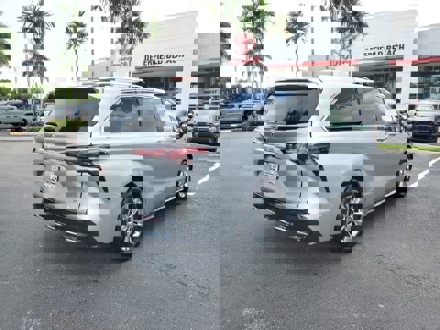 Used 2024 Toyota Sienna Platinum image 4
