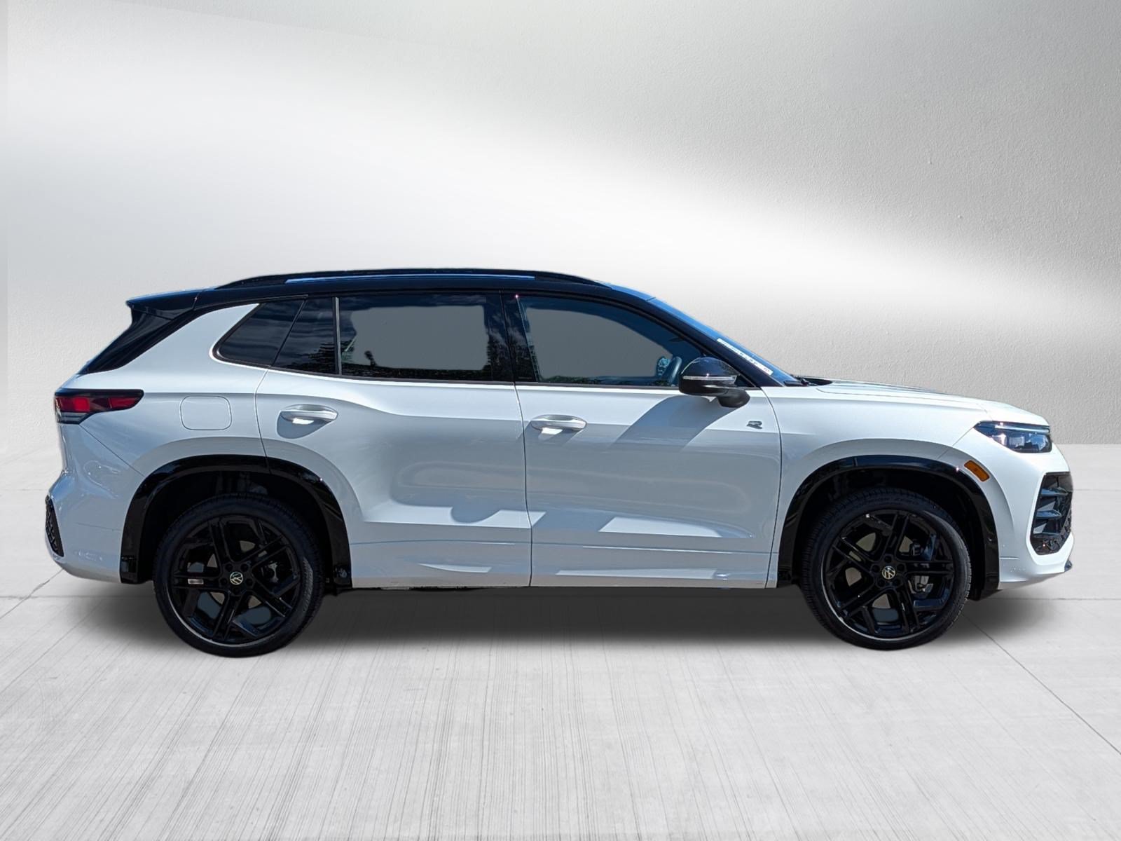 Certified 2026 Volkswagen Tiguan SE R-Line AWD/4WD image 8