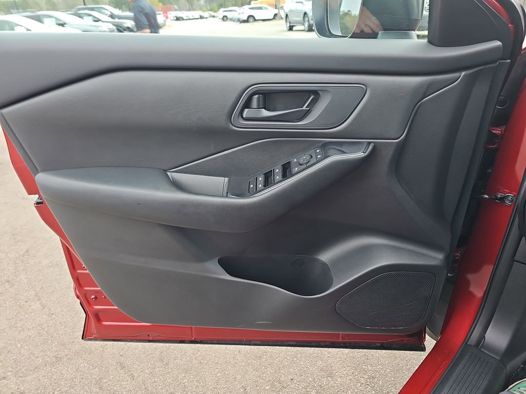 Used 2025 Nissan Rogue S image 29