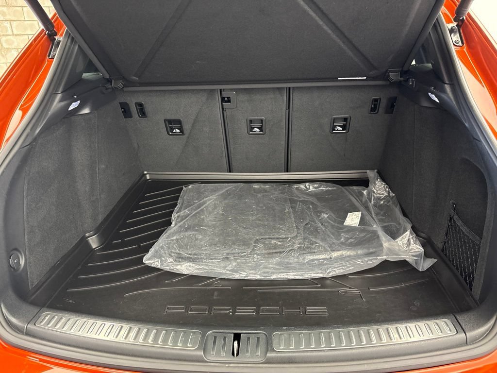Certified 2024 Porsche Macan AWD/4WD image 22