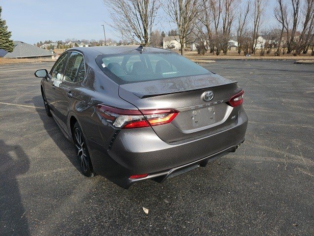 Used 2023 Toyota Camry SE image 3