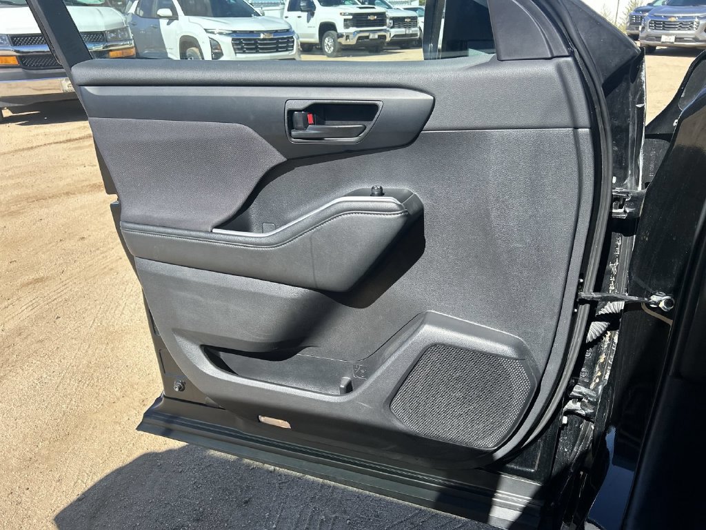 Used 2025 Toyota Highlander LE AWD/4WD image 26