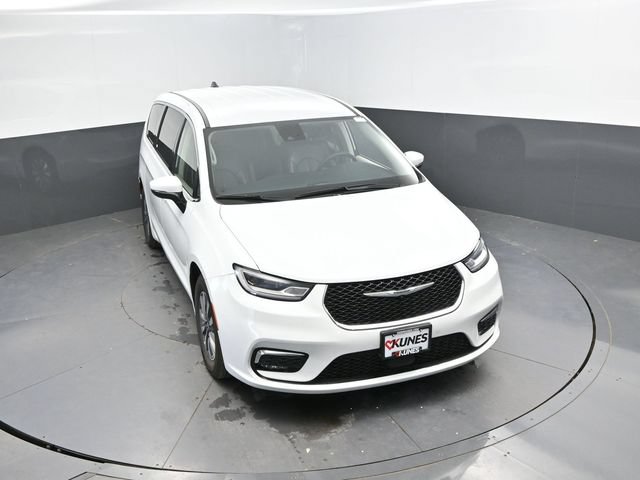 Used 2023 Chrysler Pacifica Touring-L FWD image 37