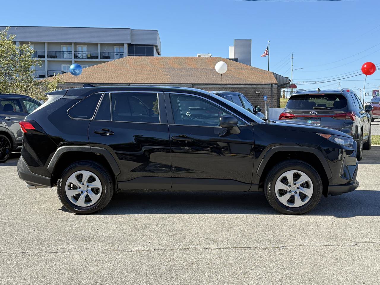 Used 2022 Toyota RAV4 LE FWD image 4