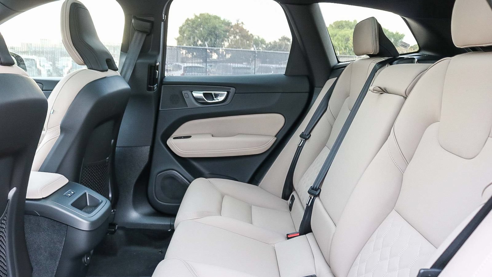 New 2026 Volvo XC60 B5 Plus w/ Protection Package Premier AWD/4WD image 19